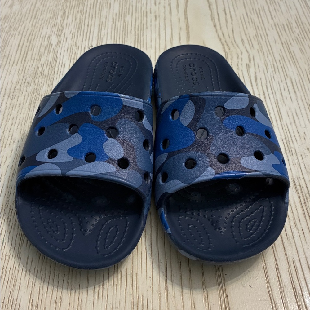 Little Boy’s Crocs Classic Slide Sandals (Navy/Camo) - Picture 2 of 11